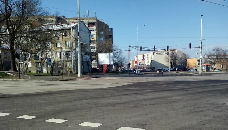 Автомобилът му помете няколко превозни средства, паркирани на булеварда Автомобилът му помете няколко превозни средства, паркирани на булеварда