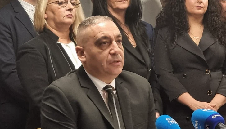 Формацията припозна президента за лидер, той ги нарече измамници Формацията припозна президента за лидер, той ги нарече измамници