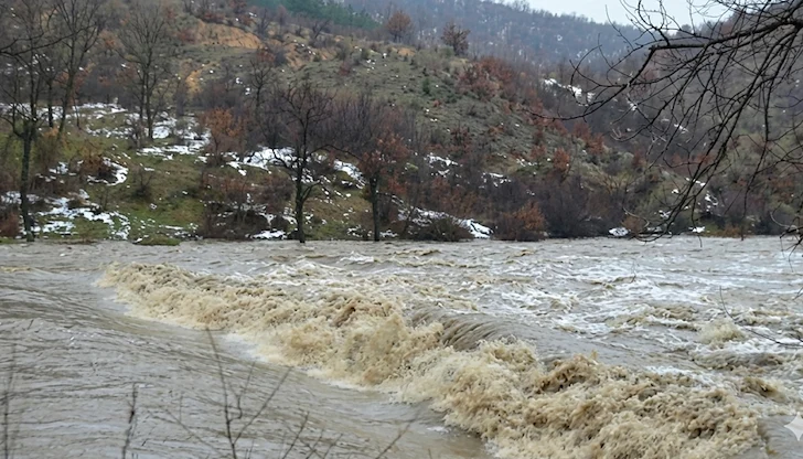 Работниците са били изпратени към багер в реката въпреки потопа и бедствената обстановка Работниците са били изпратени към багер в реката въпреки потопа и бедствената обстановка