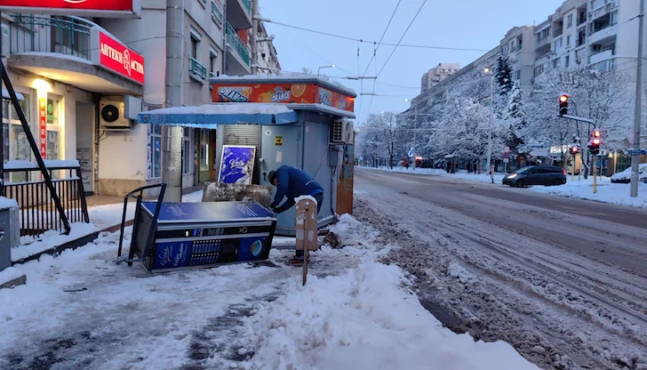 Младежът е загубил контрол над автомобила на заснежената улица тази нощ Младежът е загубил контрол над автомобила на заснежената улица тази нощ