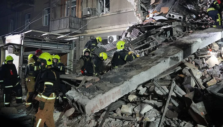 Броят на ранените расте, спасителни екипи издирват хора под развалините Броят на ранените расте, спасителни екипи издирват хора под развалините