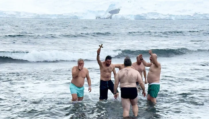 Шестима полярници се гмурнаха в Южния океан при екстремни условия Шестима полярници се гмурнаха в Южния океан при екстремни условия