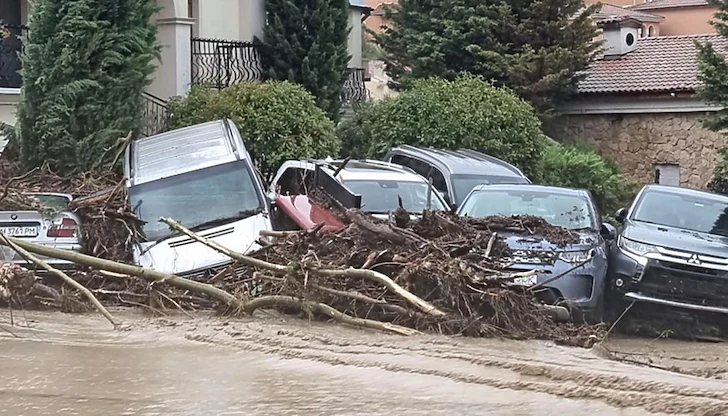 "Климатичният данък" за България: 4 жертви, пресъхнали реки и 90% загуба на плодове "Климатичният данък" за България: 4 жертви, пресъхнали реки и 90% загуба на плодове