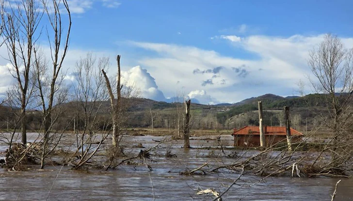 Десетки села на воден режим, екипите не могат да стигнат до авариите Десетки села на воден режим, екипите не могат да стигнат до авариите