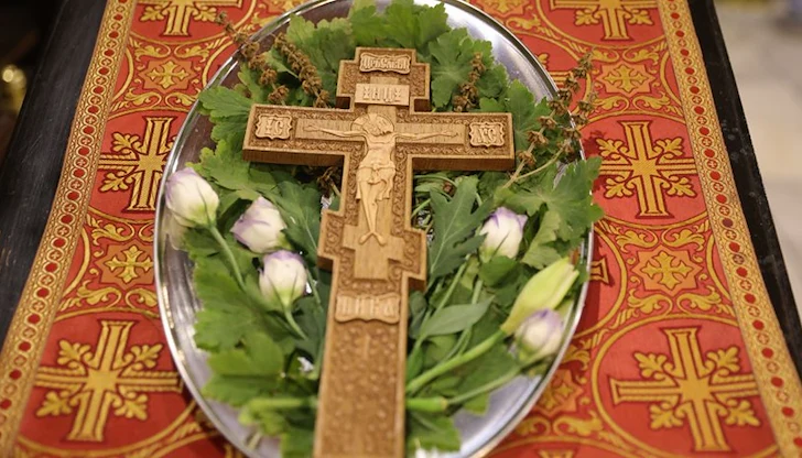 Свещеници ръсят домовете за здраве на Попова Коледа Свещеници ръсят домовете за здраве на Попова Коледа