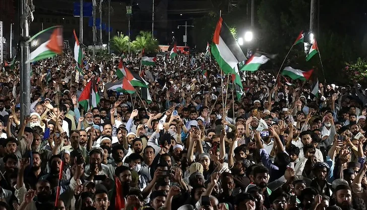 Хиперинфлацията стопи валутата до 1.6 милиона риала за евро, докато Техеран се опитва да купи социален мир за четири месеца Хиперинфлацията стопи валутата до 1.6 милиона риала за евро, докато Техеран се опитва да купи социален мир за четири месеца