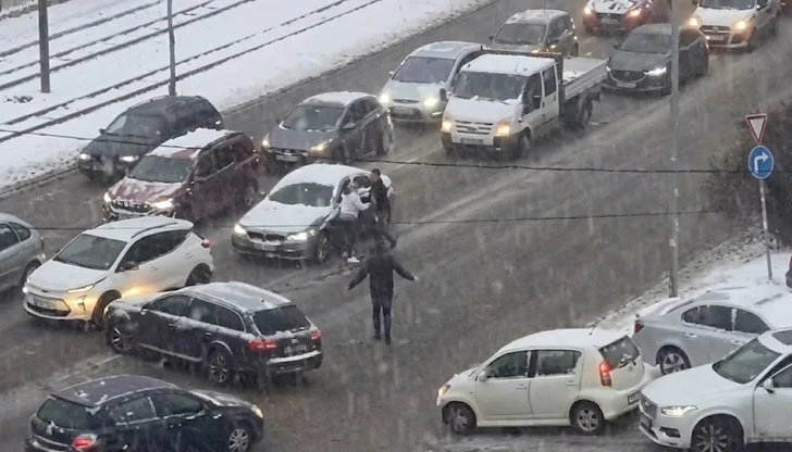 Агресивен шофьор извади бухалка в центъра на блокирана София Агресивен шофьор извади бухалка в центъра на блокирана София