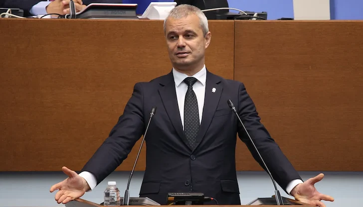 Лидерът на "Възраждане" заплаши опонентите си със съд и затвор след изборите, докато феновете му развиват теории за атаки с изкуствен интелект Лидерът на "Възраждане" заплаши опонентите си със съд и затвор след изборите, докато феновете му развиват теории за атаки с изкуствен интелект