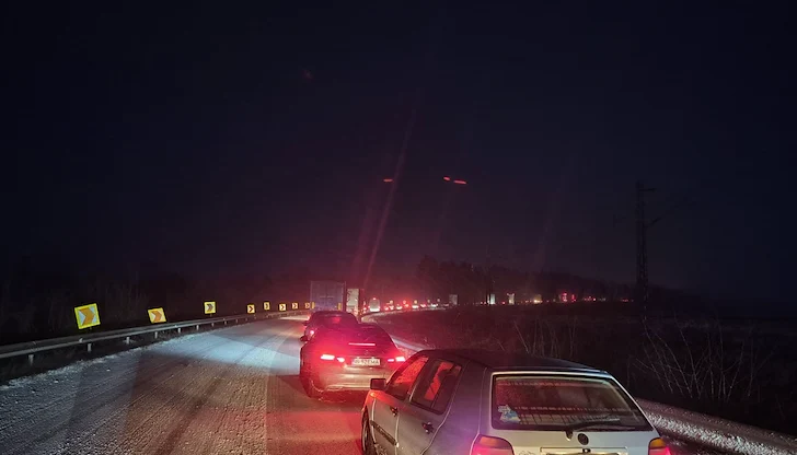 Движението в района на Цар Калоян се извършва само в едната лента Движението в района на Цар Калоян се извършва само в едната лента