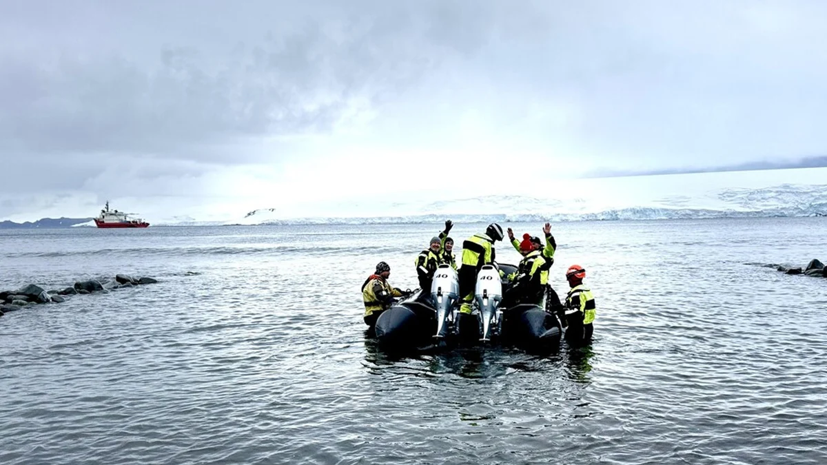 Учени от ОАЕ и Еквадор заемат местата им в базата