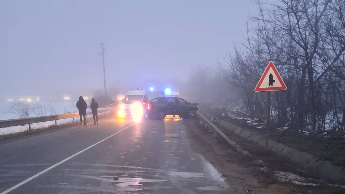 Трима младежи са с опасност за живота след челен сблъсъкТежка