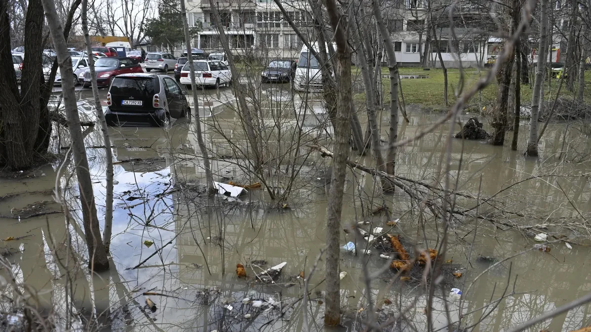 Паркинг в квартал Лагера се превърна в езеро след теч