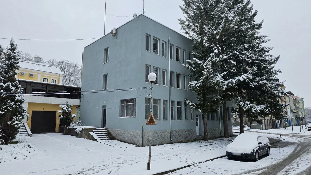 Старото районно управление е с опасни пукнатини и риск от