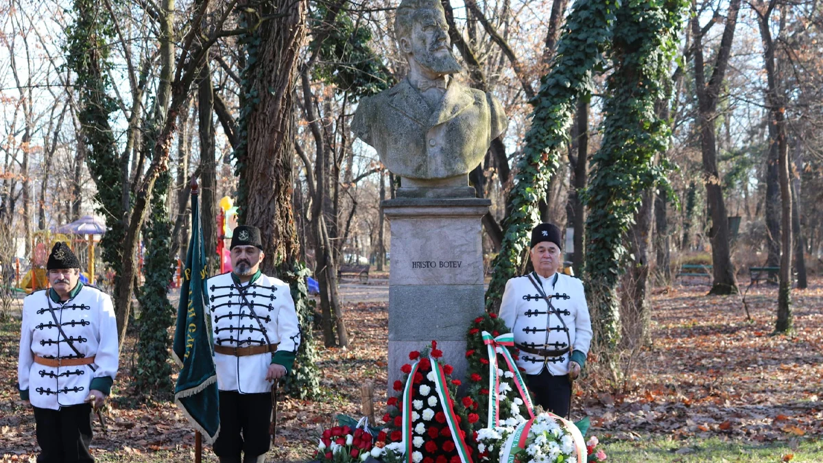 Официални делегации от Русе и Букурещ се събират пред паметника