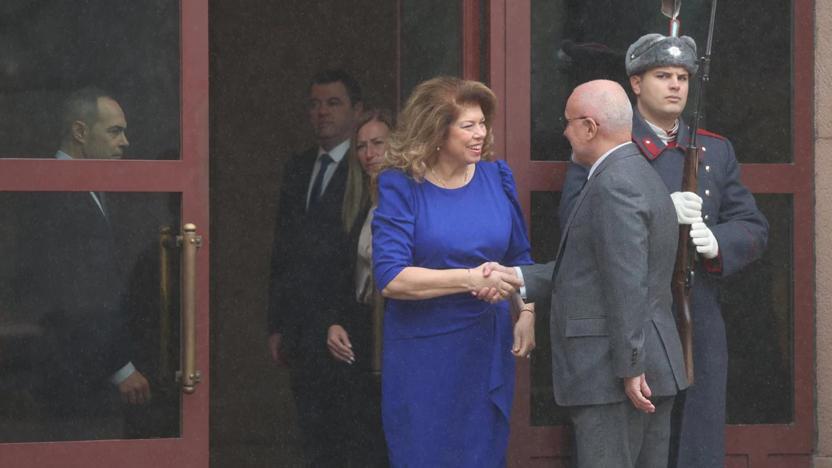 Гуверньорът на БНБ на закрита среща с президента, докато досегашните