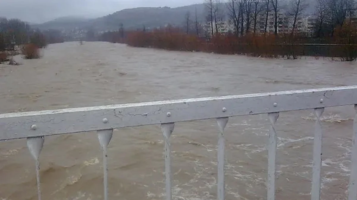Мостът край село Китница отново е под вода, свлачища затрупаха