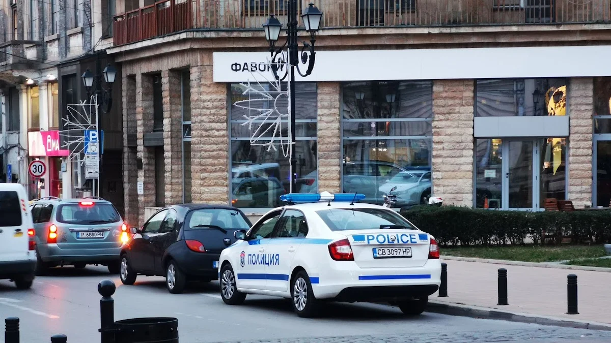 Служители на реда помогнаха на жена с повредена кола в