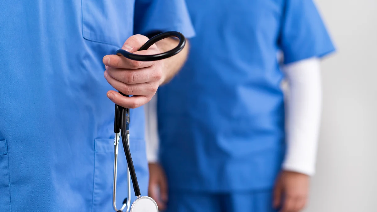 Фелдшер с 40 години стаж беше ударен от пиян пациент,