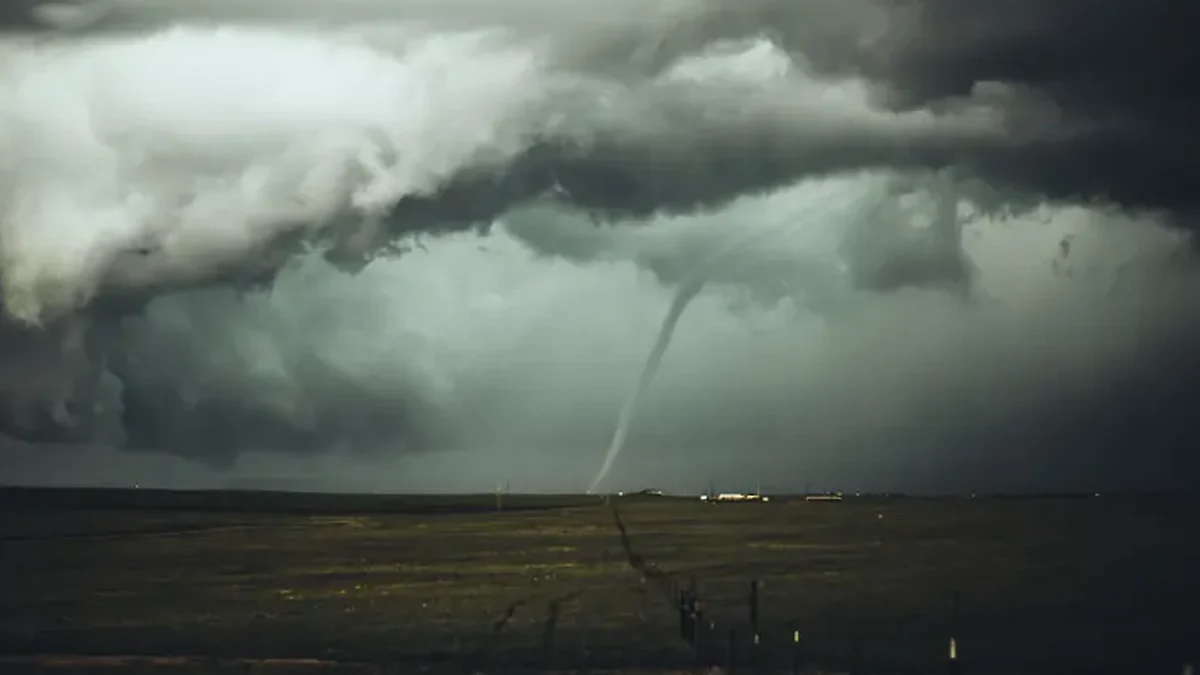 Шофьорка оцеля по чудо, след като торнадо вдигна колата ѝ