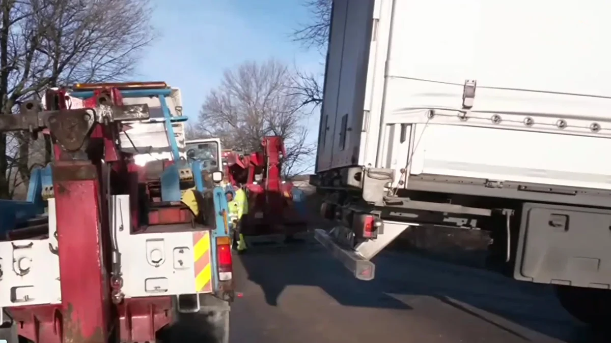 Три ТИР-а се завъртяха и затапиха международното трасе към Дунав