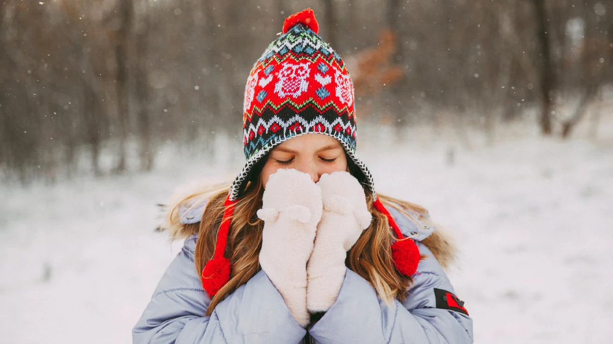 Зимата се завръща с леден вятър и сняг, опровергавайки прогнозите