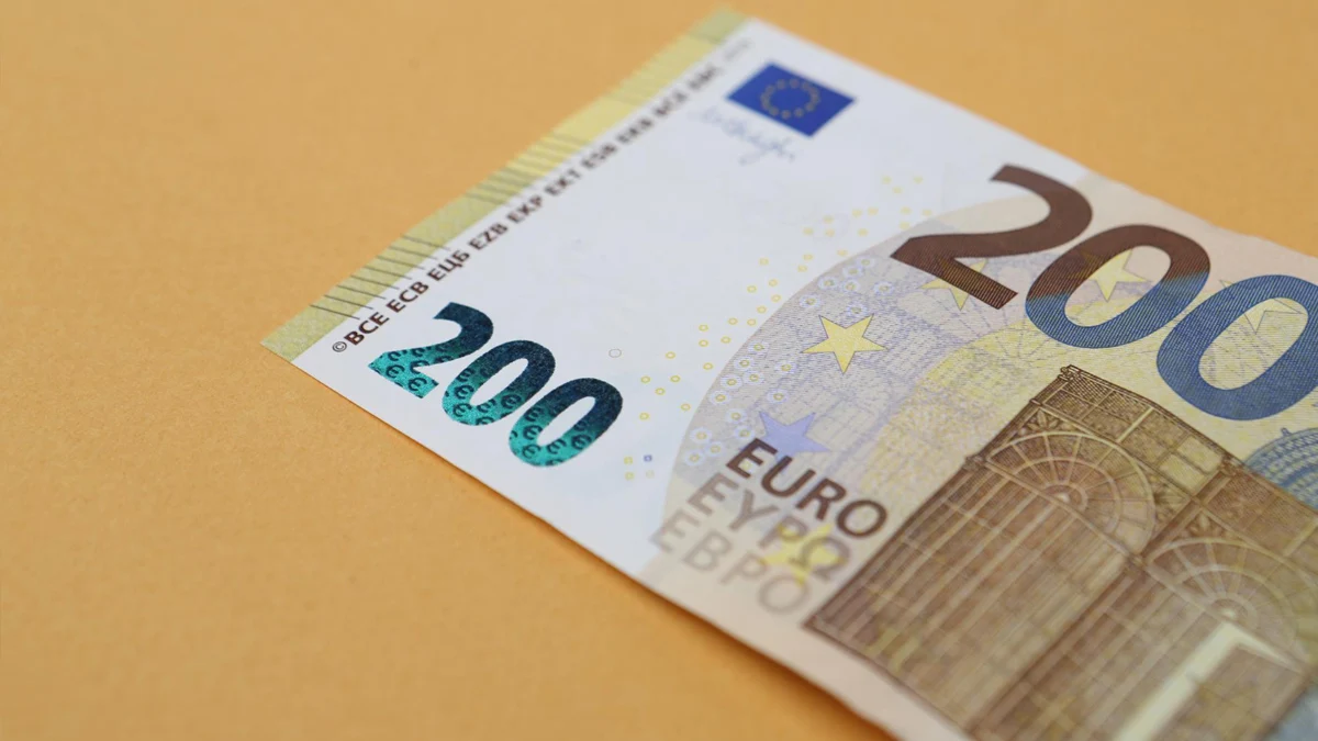 Банкнотите от 200 и 500 евро са законно платежно средство,