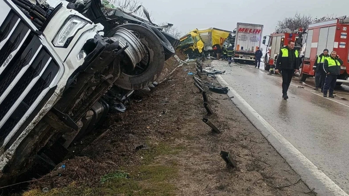 Един човек е ранен при сблъсъка на три ТИР-а и