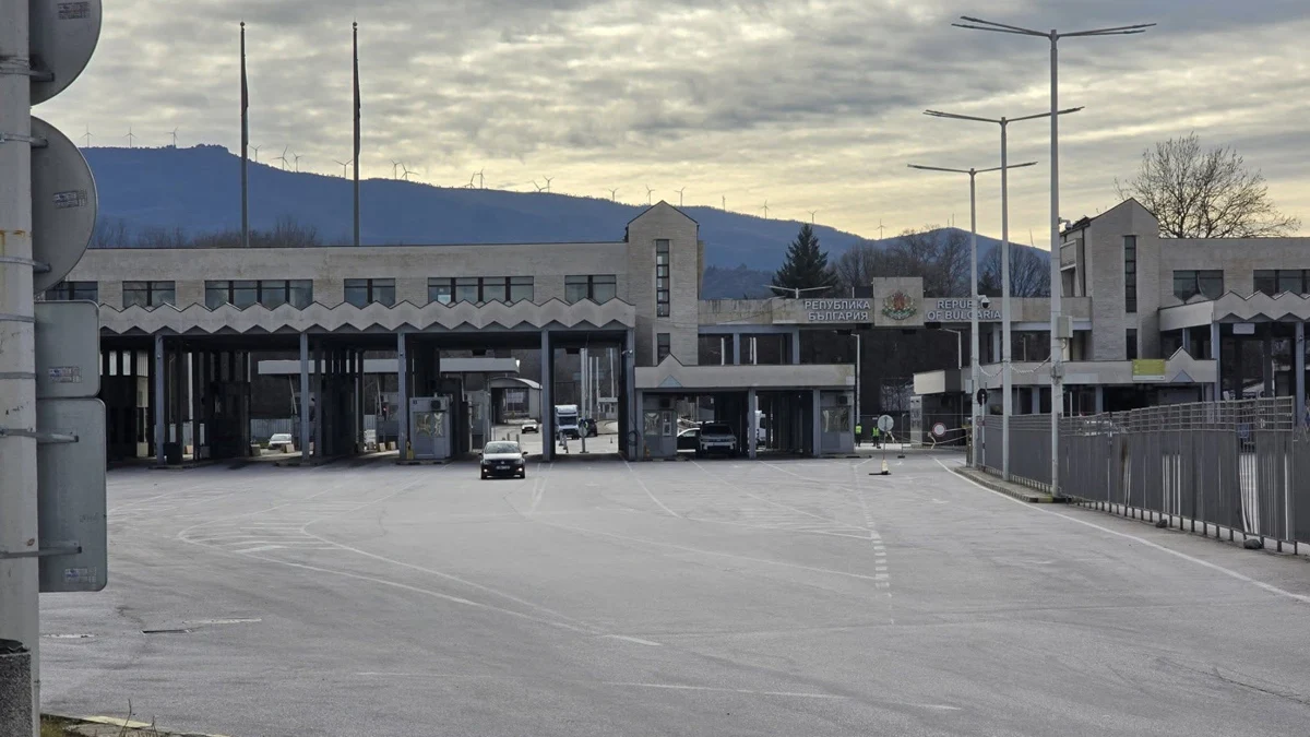 Тировете се изтеглят бавно след 26 часа в леден капан,