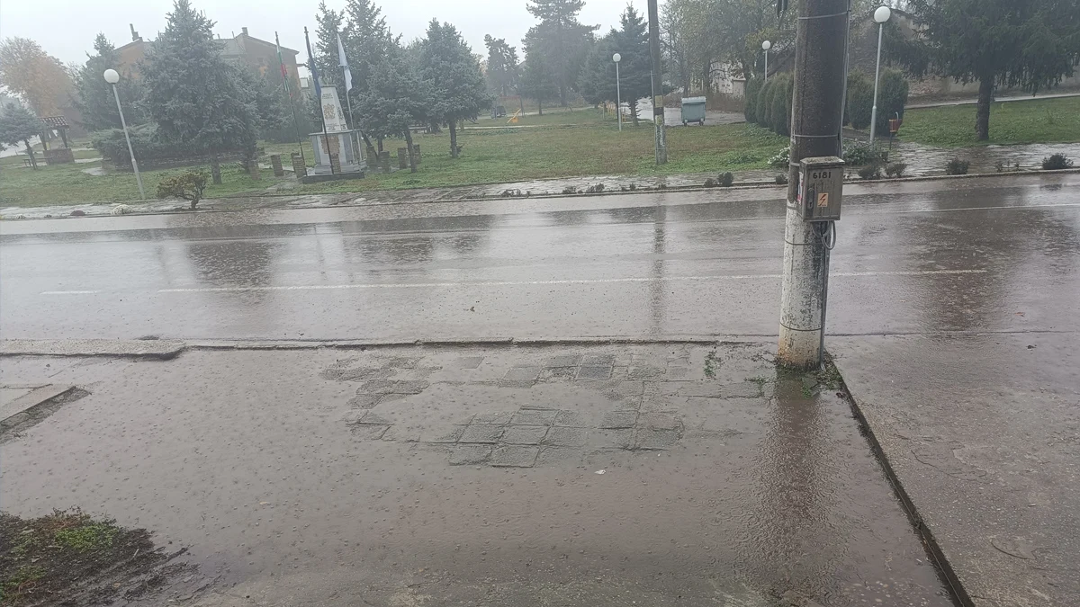 Температурите падат рязко, дъждът преминава в сняг до вечертаСтуден атмосферен