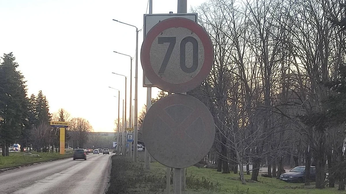 Липсата на почистване и маркировка превръщат пътя в прашна и