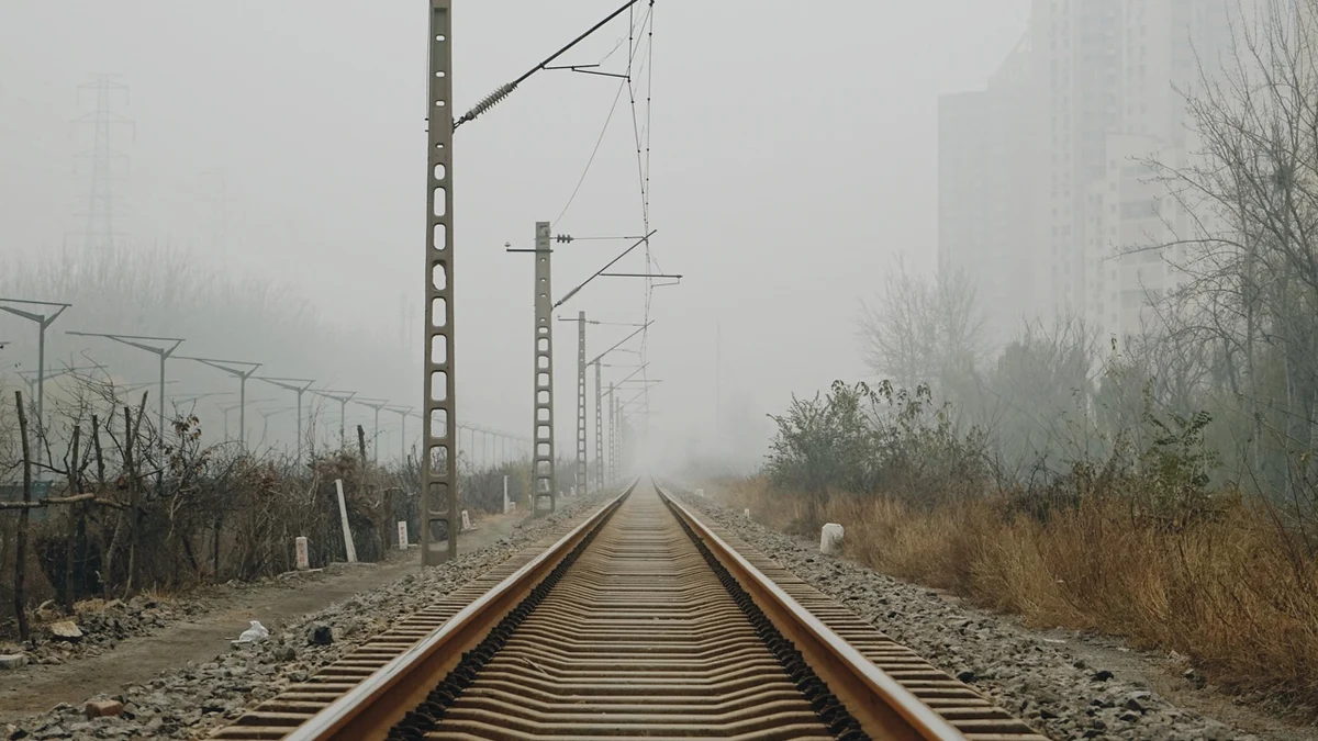 Композицията е излязла от релсите след удар в свлякла се