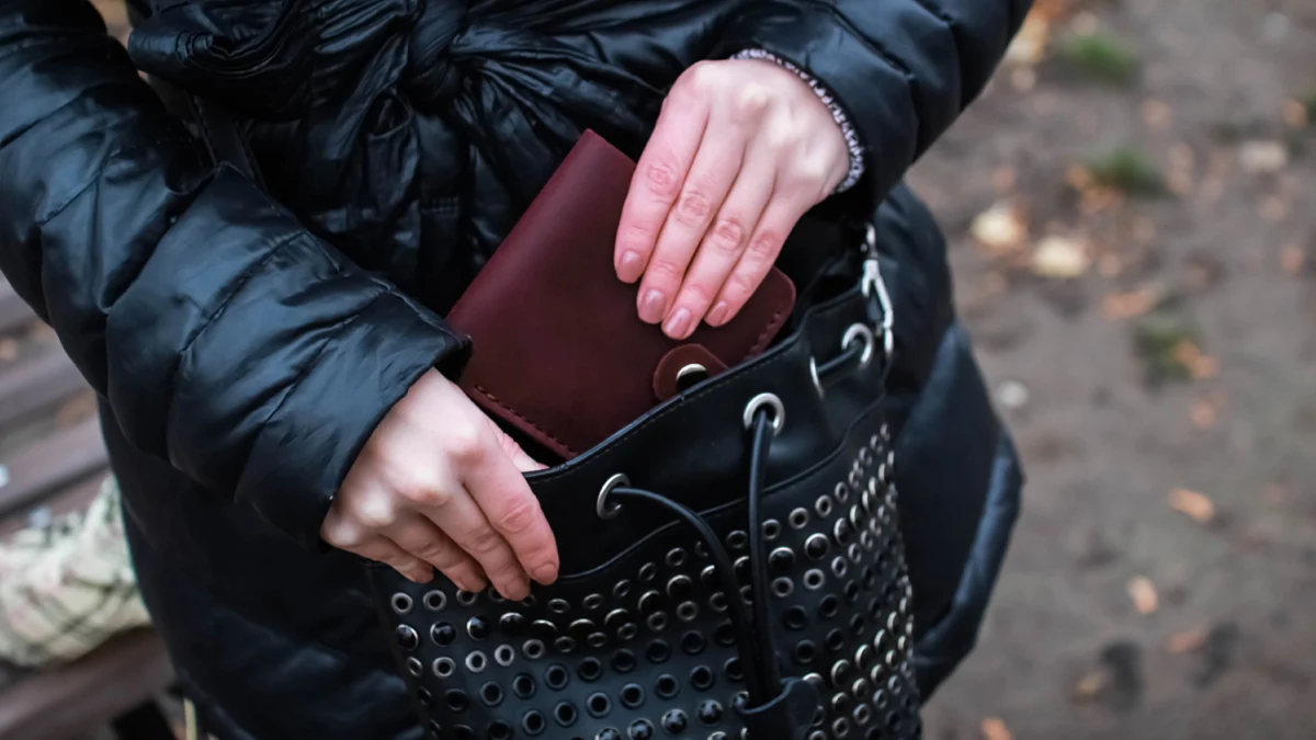 Жертвата е била проследена и ограбена от двама мъжеРайонният съд