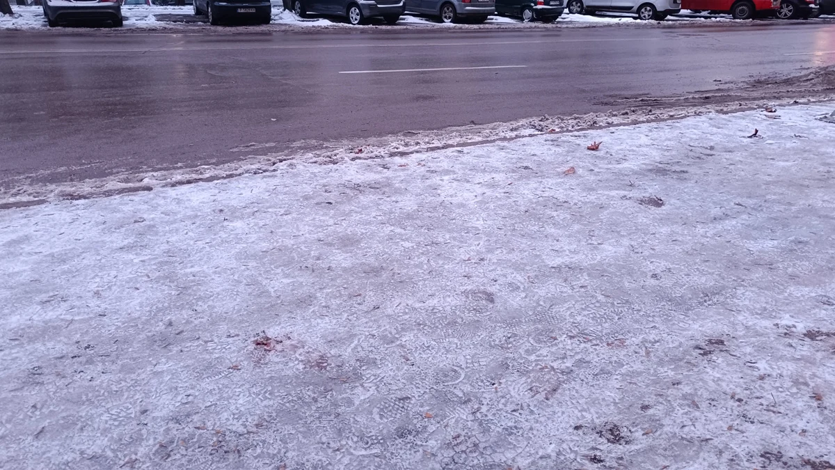 Студен фронт и бурен вятър връхлитат страната, планините стават опасни