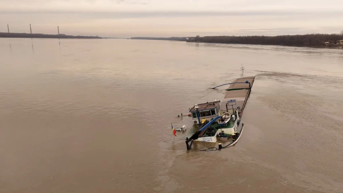 Корабът гние във водите на реката от месец, но властите