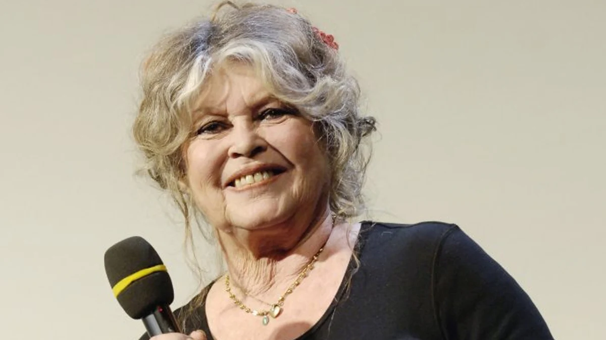 Марин льо Пен пристига за последно сбогом, Макрон отсъстваДнес, 7