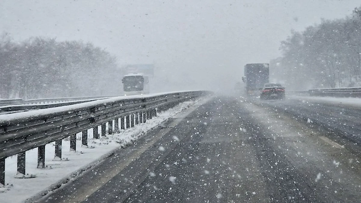 Дъждът преминава в сняг, очакват се поледици и навявания в