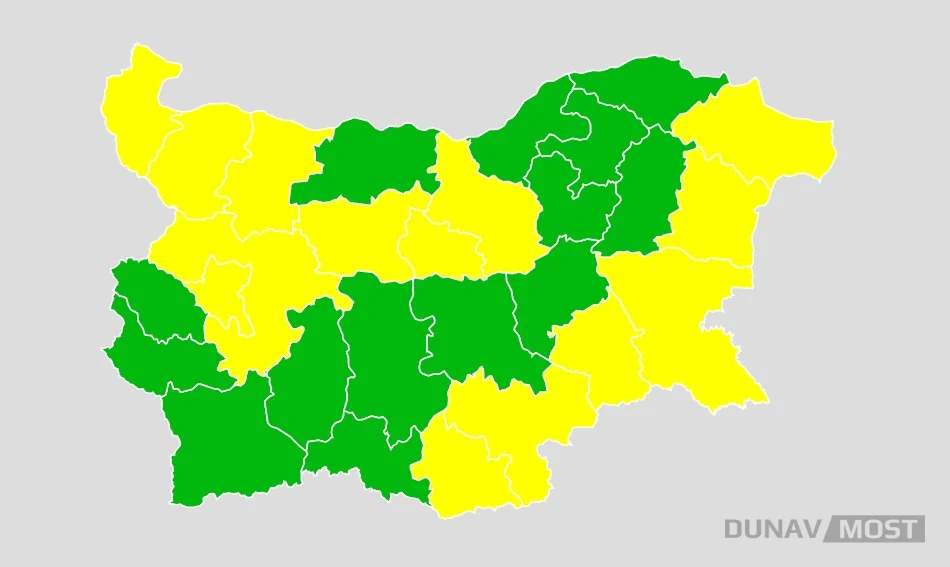 Опасен вятър и сняг блокират Северозапада, Изтокът се радва на