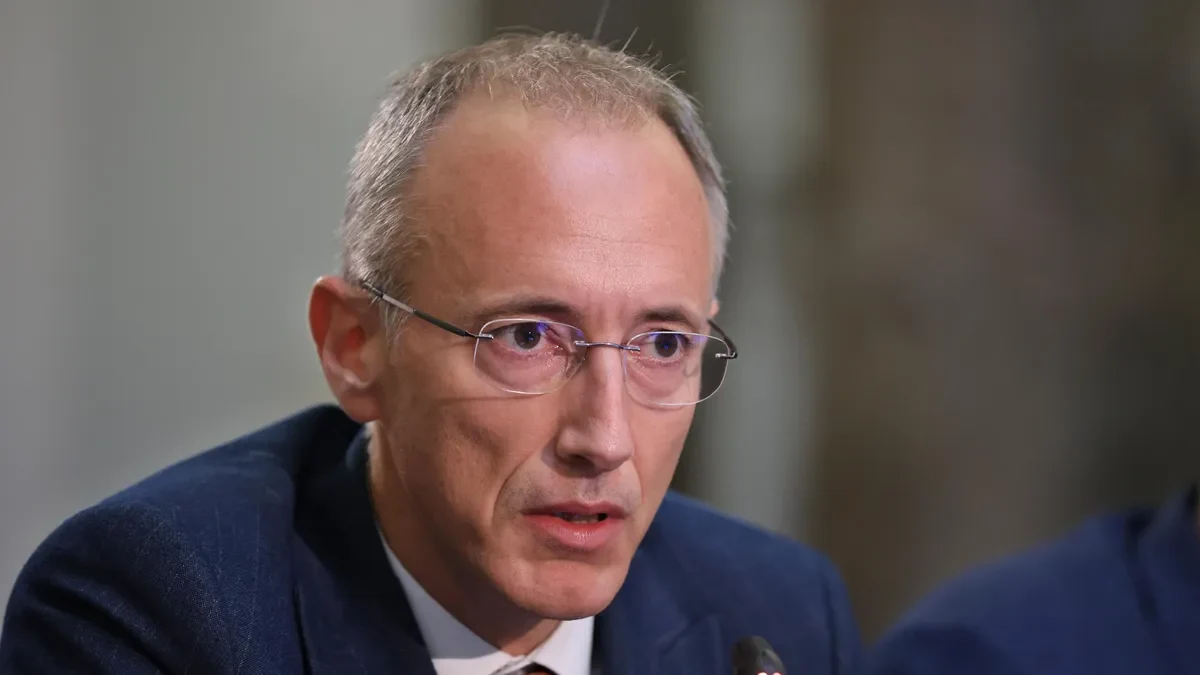 Красимир Вълчев призна за грешки с изпитите и тежките програмиМинистърът