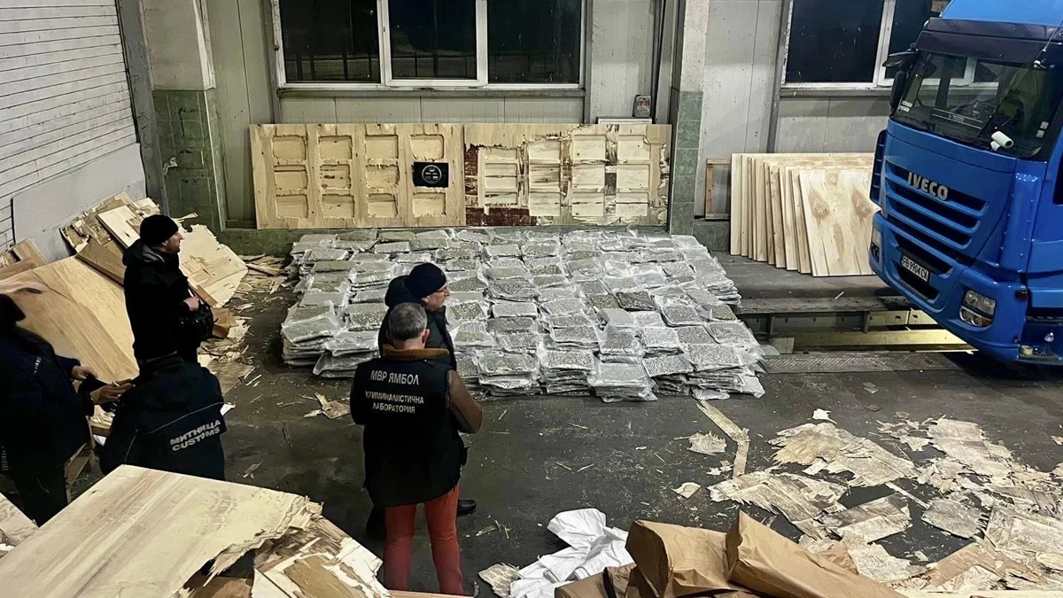 Дрогата за 11 милиона лева била скрита в талашитени плоскостиСамо