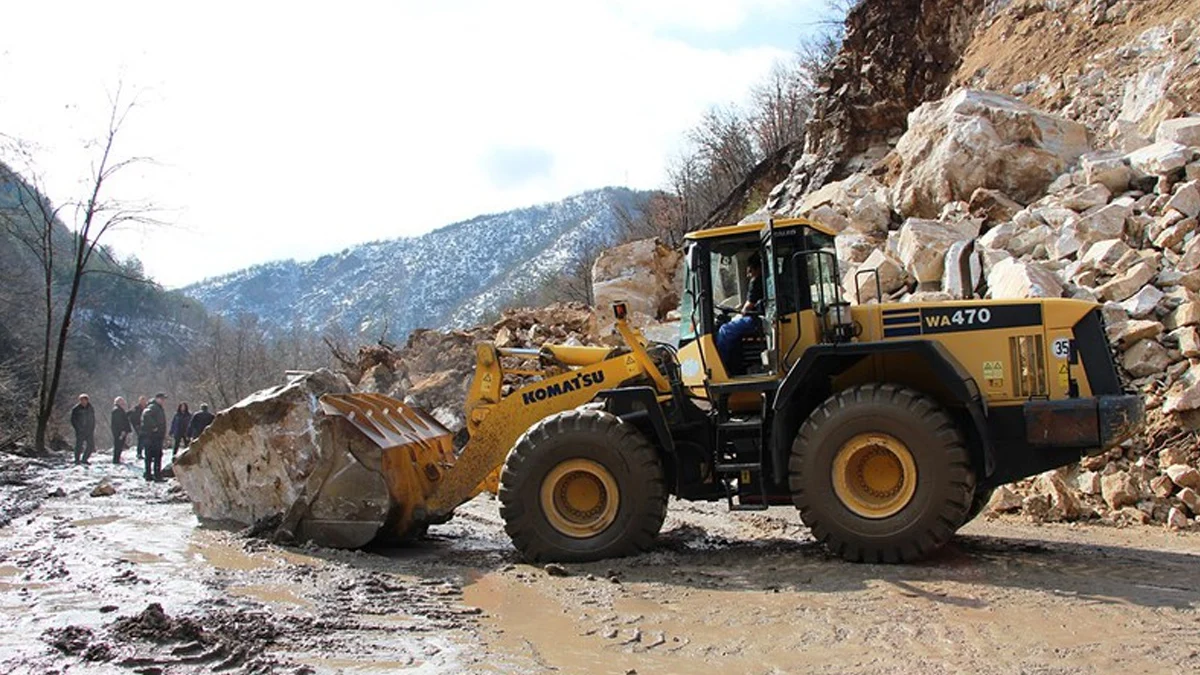 Проходът Превала остава затворен за камиони, голямо срутище затапи пътя