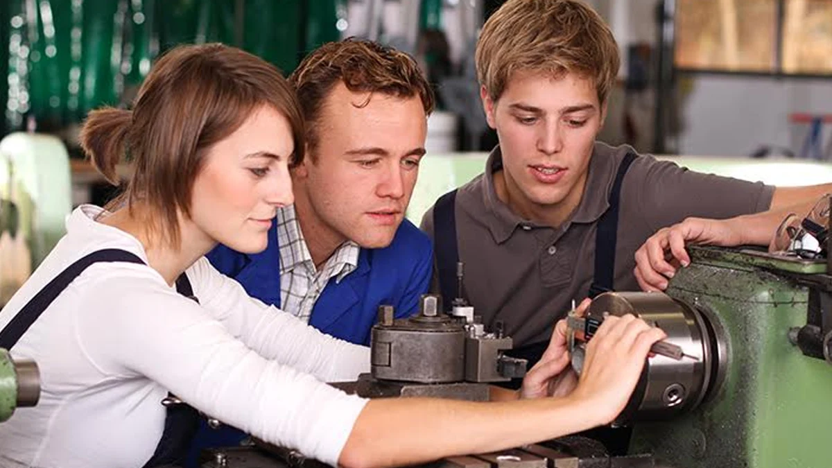 315 ученици от Русе вече се обучават чрез работа, търсят