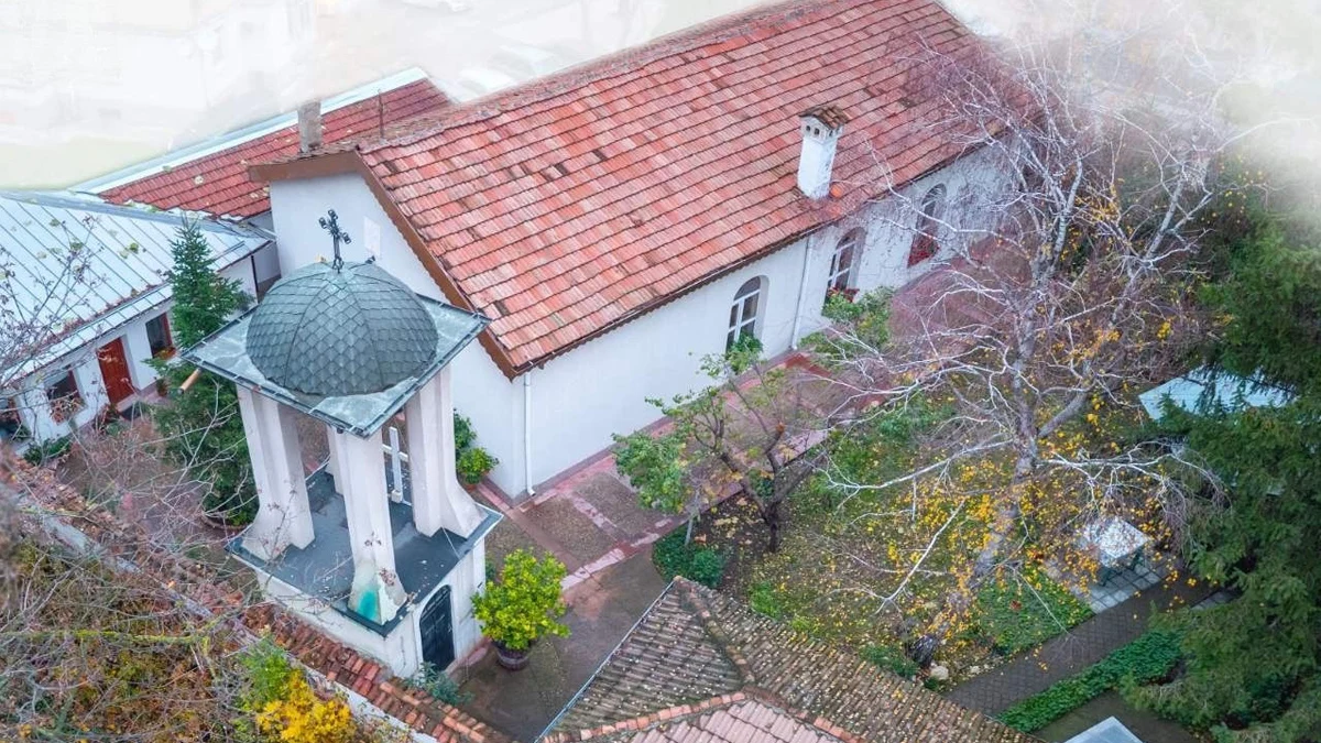 Влагата и течовете унищожава мазилката, отец Георги Георгиев призова миряните