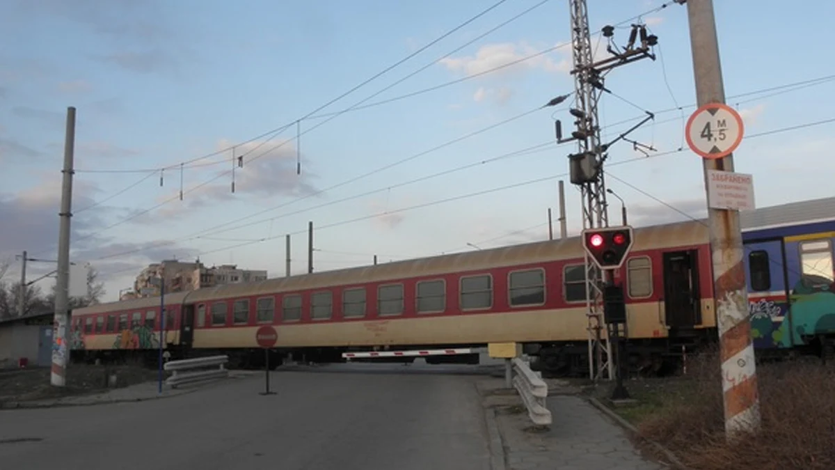 Няма ранени при тежкия удар, локомотивът е с материални щетиВлак