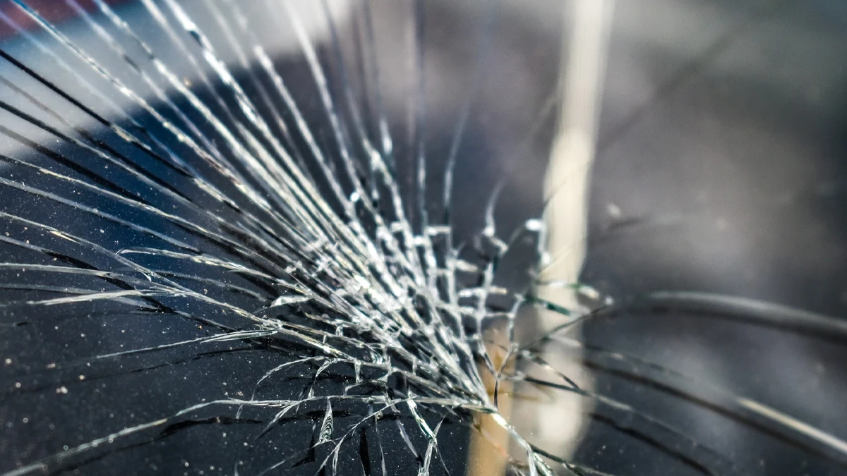 Собственикът открил колата си със счупени части сутринтаНеизвестно лице е