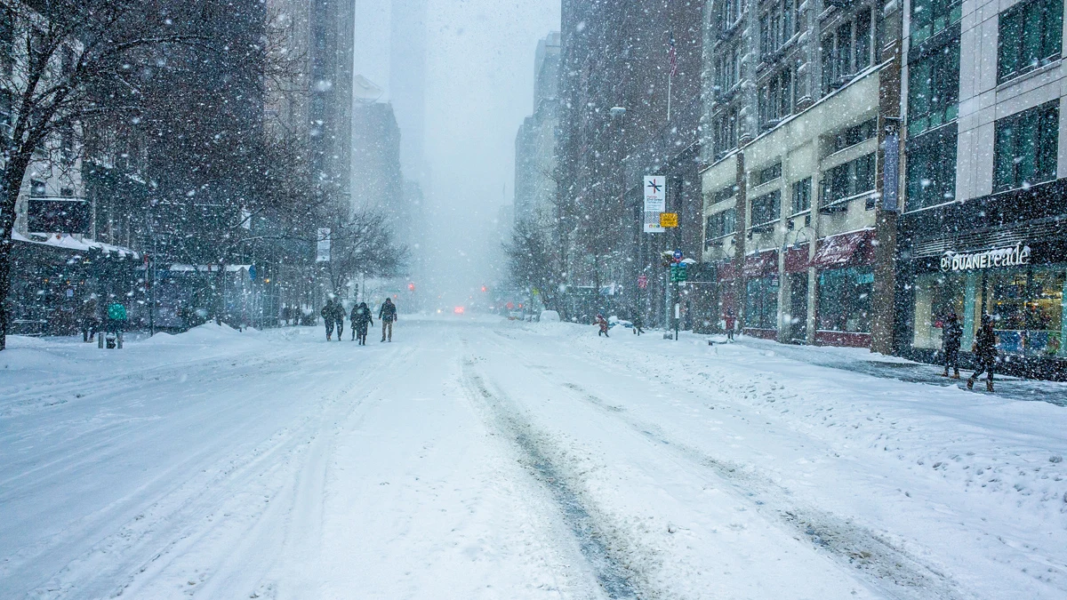 Хиляди полети ще бъдат отменени, очакват се разрушителен лед и