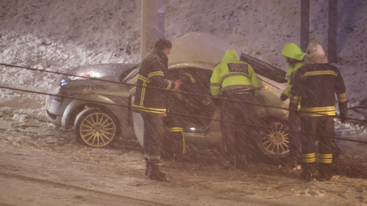 Пострадала е и жена, която е с травми на крака