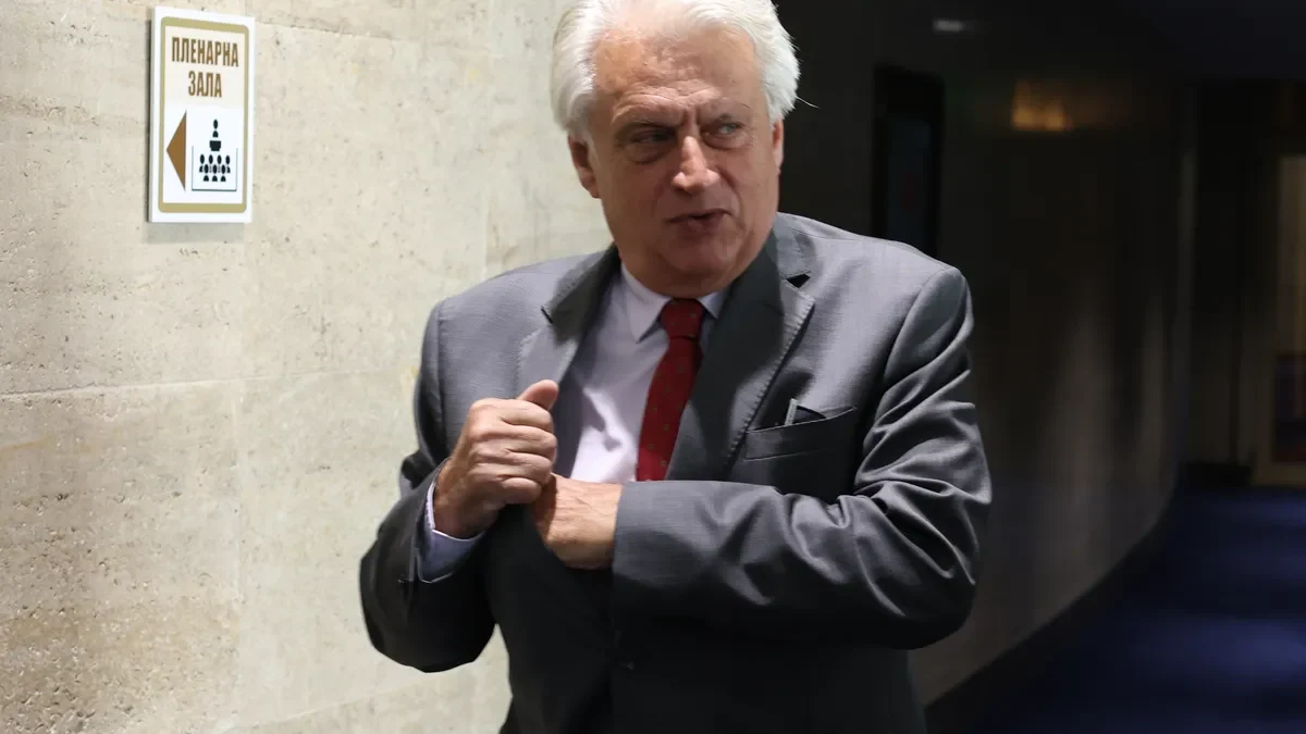 Бившият министър твърди, че законът му забранява да е и