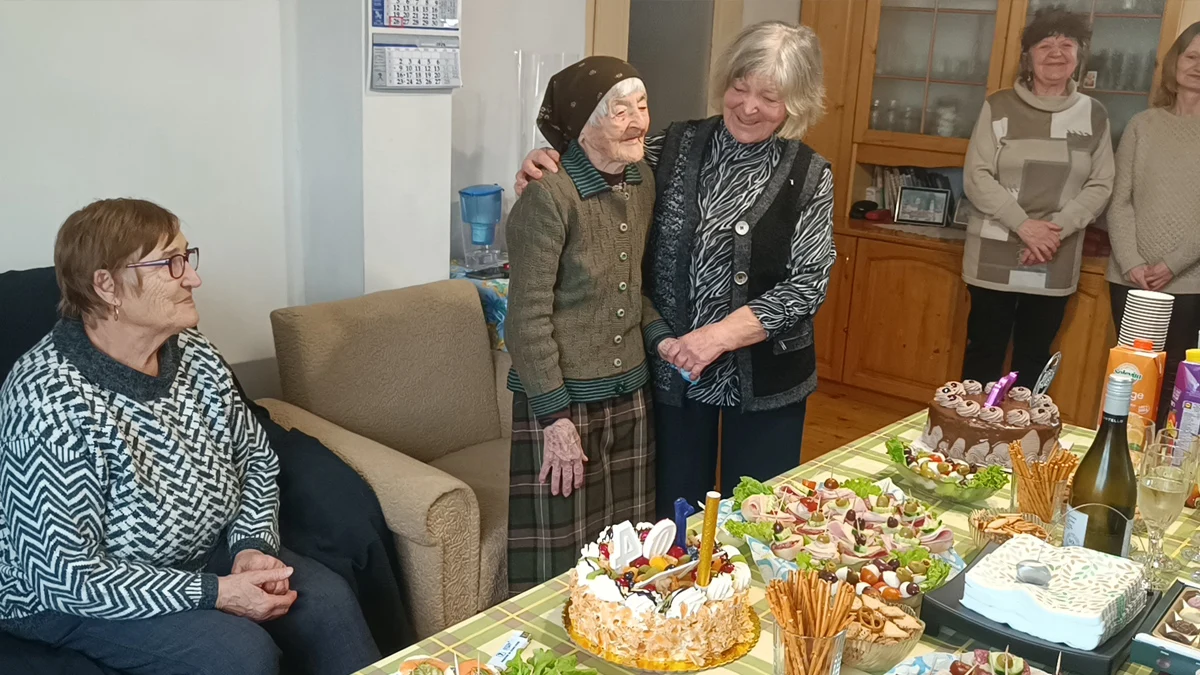 Баба Божана посрещна гости с благородна усмивка и житейска мъдростНай-възрастната