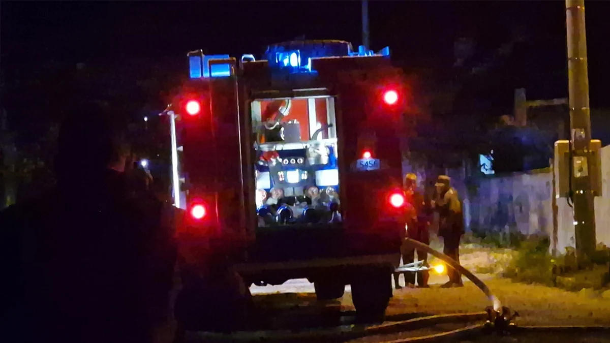 Огнеборци от две общини се бориха с пламъците близо пет