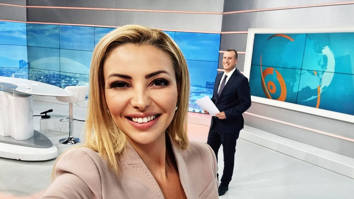 Водещата слиза от екран по собствено желание, посвещава се на